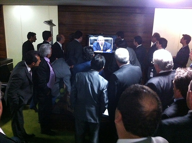 Deputados assistem ao jornal no plenrio da Cmara; tela exibe o presidente da Casa, Eduardo Cunha