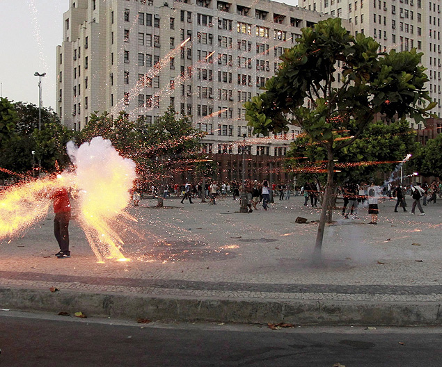 Cinegrafista da TV Bandeirantes Santiago Andrade  atingido por bomba, durante manifestao contra o aumento da passagem, no Rio