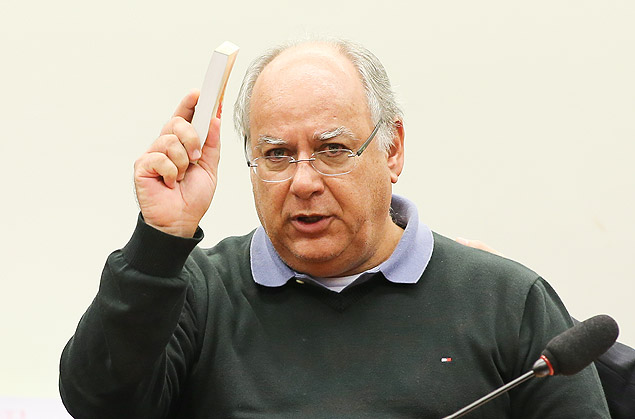 Ex-diretor de servios da Petrobras, Renato Duque, recebe bblia aps seu depoimento em CPI