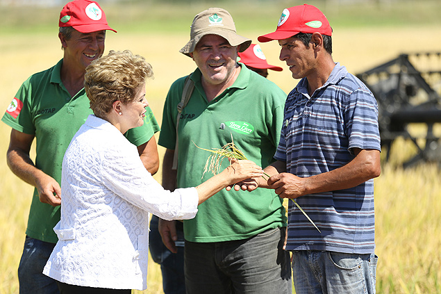 A presidente Dilma Rousseff conversa com agricultores durante evento em Eldorado do Sul (RS)