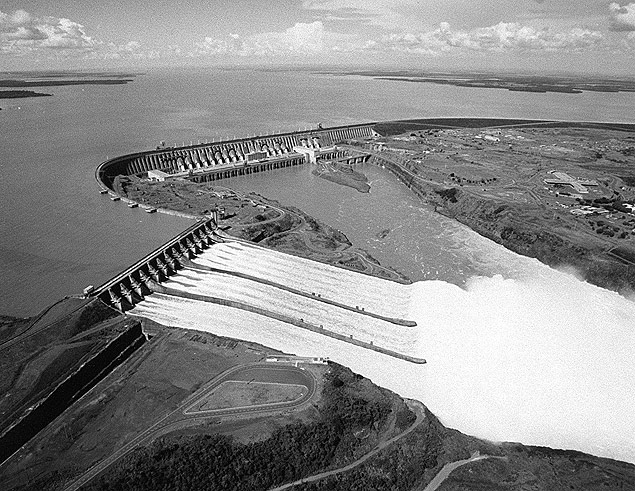 Vista aérea mostra da usina hidrelétrica de Itaipu, em Foz do Iguaçu (PR) 