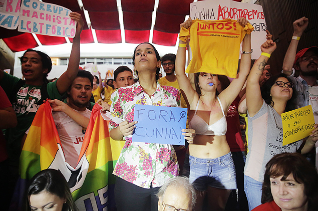 Manifestantes protestam contra Eduardo Cunha (PMDB-RJ) em evento na Assembleia Legislativa do RS