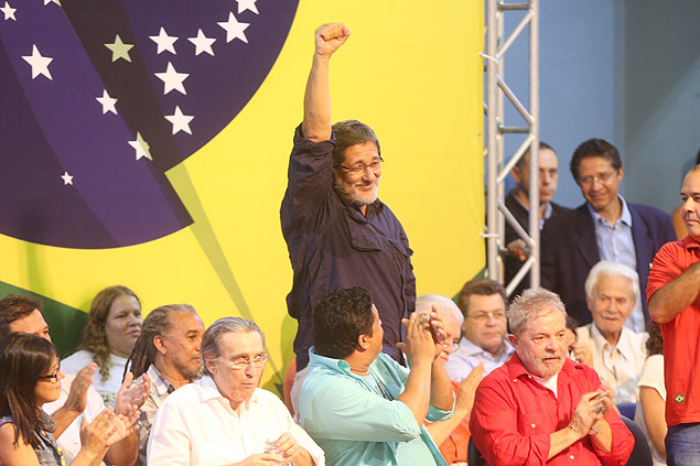 Lula participa de evento com o ex-presidente da Petrobras, Jos Srgio Gabrielli, (com a mao levantada)
