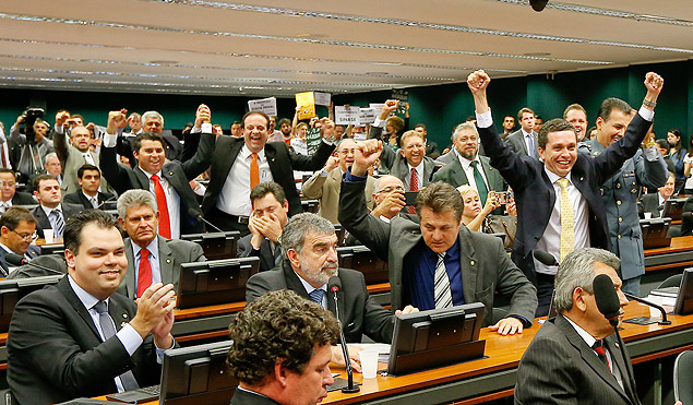 Deputados comemoram na votao da reduo da maioridade penal na CCJ (Comisso de Constituio e Justia) na Cmara 