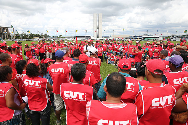 Ato da CUT e centrais sindicais em frente ao Congresso Nacional contra a aprovao do projeto que regulamenta a terceirizao em contratos de trabalho 