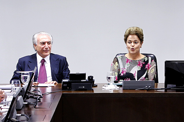 A presidente Dilma acompanhada do vice-presidente Michel Temer em reunio com prefeitos no Planalto