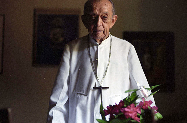 ORG XMIT: 150601_0.tif Dom Hélder Câmara, arcebispo emérito de Recife e Olinda (PE), posa para foto. (Recife (PE), 06.04.1995, foto: Evelson de Freitas/Folhapress. Negativo: 05587.95) 