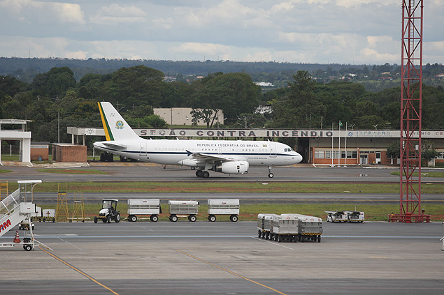 BRASILIA, DF, BRASIL 27-01-2012, 19h00: Aviao da FAB decolando no aeroporto Internacional Jucelino Kubitschek em Brasilia. (Foto: Sergio Lima/Folhapress PODER) **ESPECIAL***