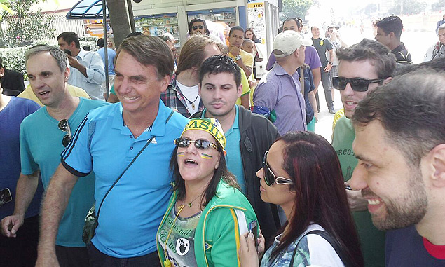 Manifestantes tiram selfies com o deputado Jair Bolsonaro (PP-RJ) perto do metr Brigadeiro, em So Paulo