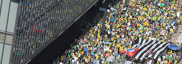 Manifestantes protestam na avenida Paulista, região central de São Paulo; siga