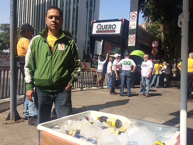 Rafael Kudo, 35, perdeu dois negócios, trabalha de ambulante e viu sua renda familiar cair de R$ 8 mil para R$ 4 mil