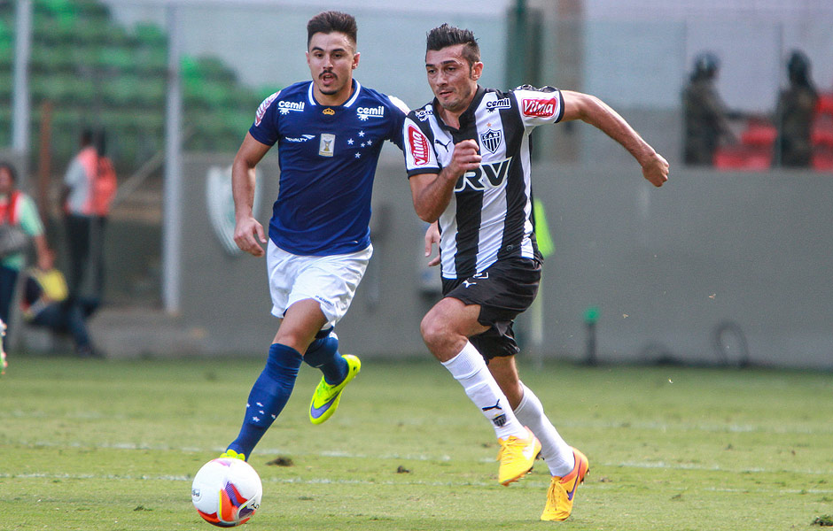 Jogadores de Cruzeiro e Atltico Mineiro disputam bola no clssico disputado neste domingo (12)