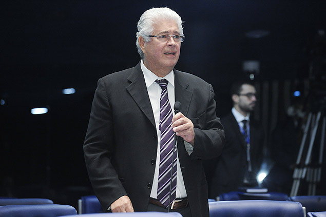 O senador Roberto Requio (PMDB-PR), durante pronunciamento no plenrio do Senado