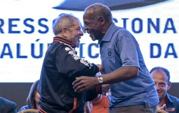 Lula cumprimenta o ator americano Danny Glover durante congresso da CUT em SP