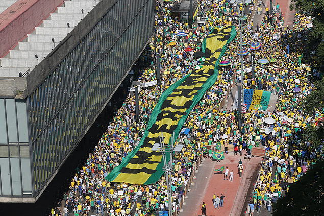 SAO PAULO, SP, BRASIL - 12.04.2015: Manifestao da sociedade civil na avenida Paulista contra a corrupo do governo Dilma Rousseff exigindo o processo de impeachment da presidente. (Foto: Jorge Arajo/Folhapress, PODER)