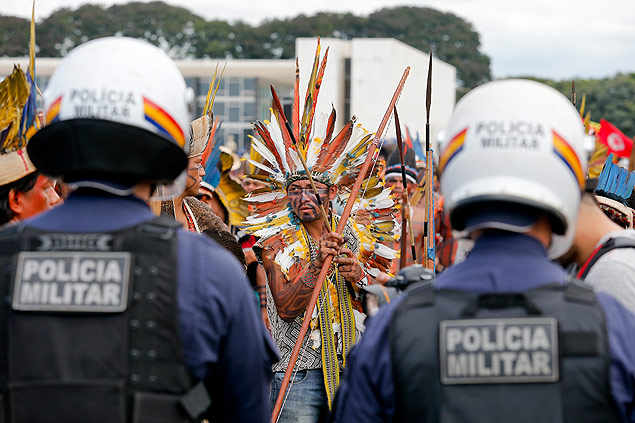 ndios de vrias etnias fazem protesto em frente ao Palcio do Planalto