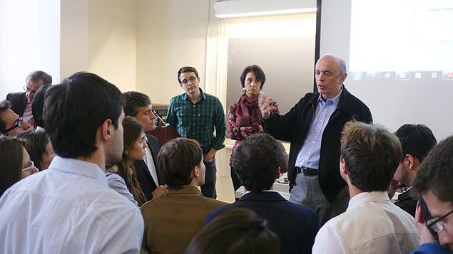 O senador Jos Serra (PSDB-SP) conversa com alunos aps palestra na universidade Harvard (EUA)
