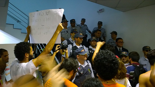 Manifestantes tentam invadir sala da Assembleia Legislativa de Cuiab durante protesto contra o presidente da Cmara, Eduardo Cunha