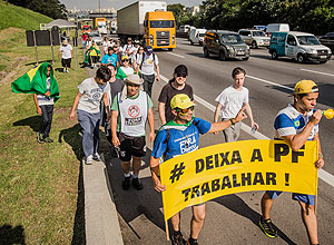 Manifestantes do MBL caminham rumo a Brasilia para pedir o Impeachment da presidente Dilma Rousseff – Eduardo Anizelli/Folhapress Manifestantes do MBL caminham rumo a Brasilia para pedir o Impeachment da presidente Dilma Rousseff – Eduardo Anizelli/Folhapress