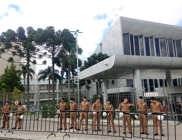 Policiais militares cercam prdio da Assembleia Legislativa do Paran