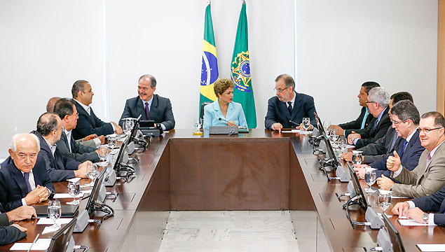 A presidente Dilma Rousseff (ao centro) e ministros durante reunio com centrais sindicais