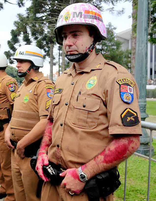 Policial Militar Umberto Scandelari, sujo com um liquido avermelhado durante manifestao