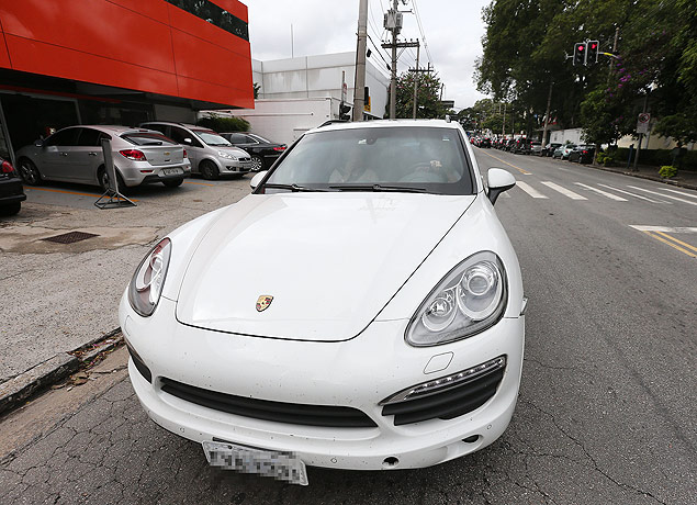 Val Marchiori dirige seu Porsche Cayenne S, modelo 2014, pelas ruas dos Jardins, bairro de So Paulo