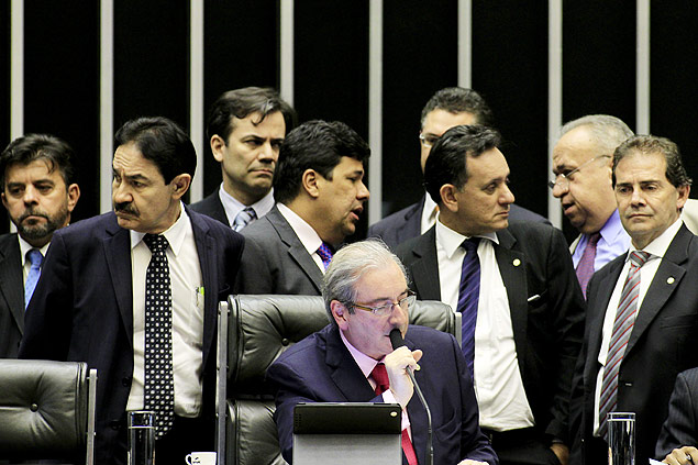 O deputado Eduardo Cunha (PMDB-RJ), de gravata vermelha, preside sessão na Câmara