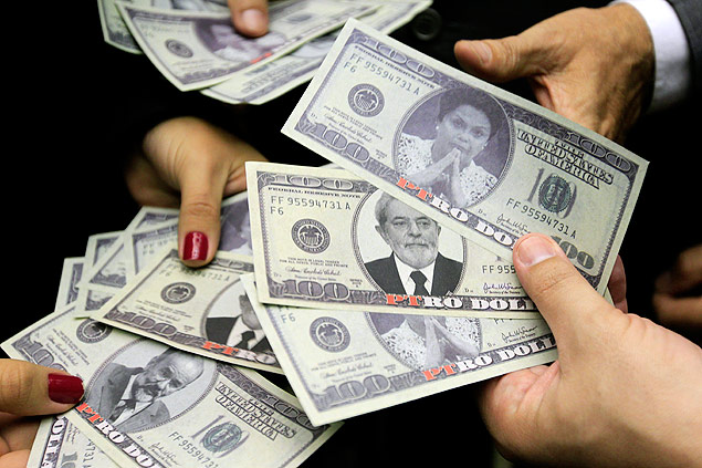 Manifestantes voltaram a jogar notas de "PTro Dollars", dessa vez em sessão do Senado