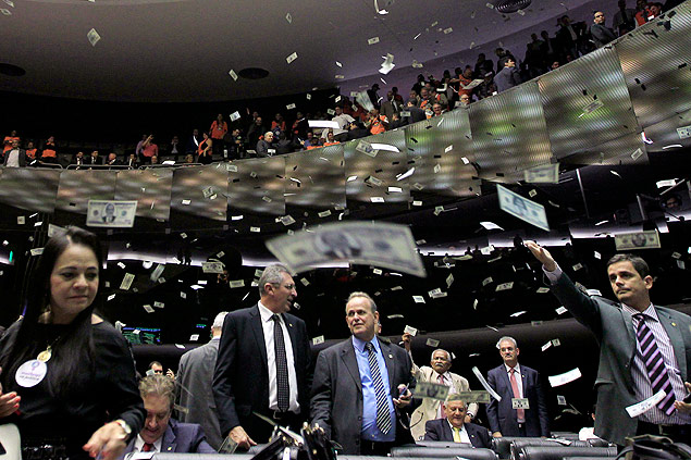 Deputados recolhem as notas de 'petrodólares' atiradas no plenário por integrantes da Força Sindical