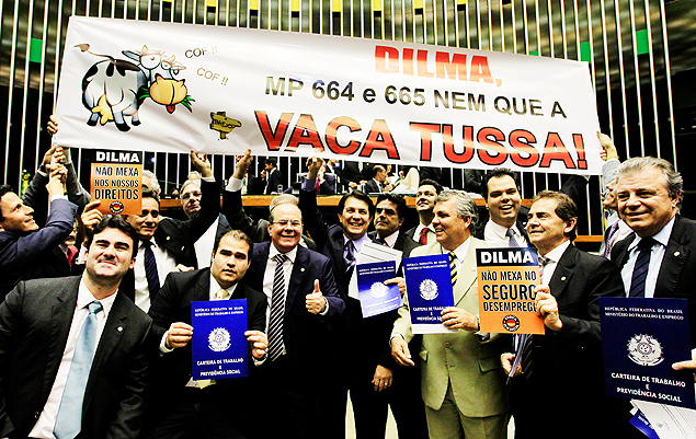 Deputados de oposio com faixa em referncia a declarao de Dilma negando mudanas trabalhistas