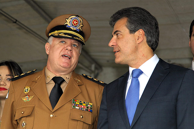 O comandante da PM do PR, coronel Cesar Vinicius Kogut, que pediu demissão, ao lado de Richa