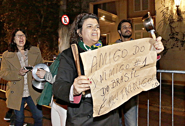 Celene Salomo protesta contra a presidente Dilma Rousseff na frente do casamento do cardiologista Roberto Kalil, em SP