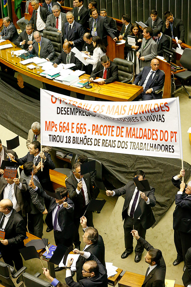 Parlamentares da oposio protestam com faixa contra o PT e bandeiras negras dentro do plenrio