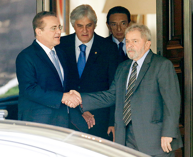 Lula cumprimenta Renan Calheiros sob os olhares de Delcdio do Amaral (gravata azul) e Edison Lobo