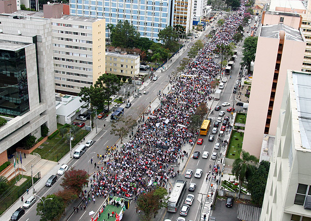 Cerca de 10 mil servidores protestaram contra o governador Beto Richa nesta terça (19)