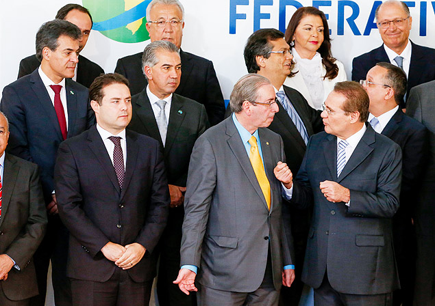 Renan Calheiros ( dir., embaixo) e Eduardo Cunha conversam durante encontro com governadores