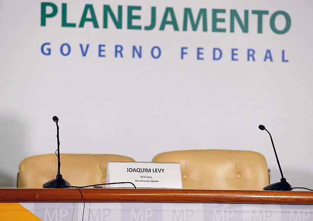 Cadeira destinada ao ministro Joaquim Levy para anncio dos cortes no Oramento