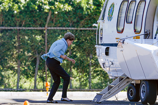 Presidente Dilma Rousseff entra em helicptero em direo  base area de Braslia, de onde embarcou para o Mxico