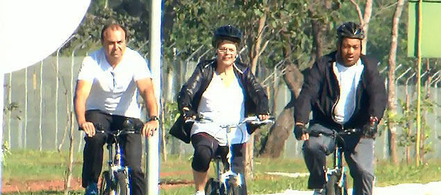 Acompanhada por seguranas, Dilma passeia de bicicleta no entorno do Alvorada
