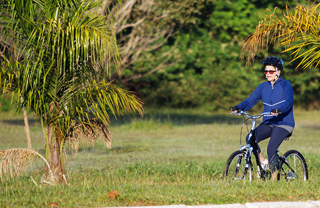 Dilma passeia de bicicleta em Braslia; dois seguranas acompanharam a presidente