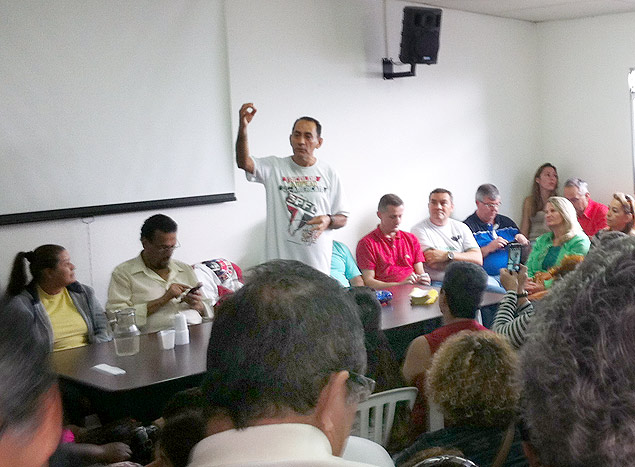 Joo Paulo Cunha participa de caf da manh com militantes, na sede do PT em Osasco (SP)