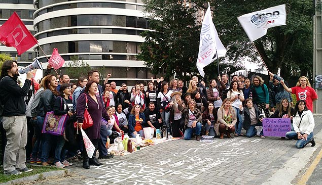 No Paran, professores protestam com caf em frente  casa do governador Beto Richa