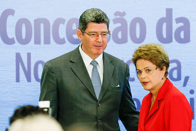 A presidente Dilma Rousseff em evento com o ministro Joaquim Levy no Planalto em maio