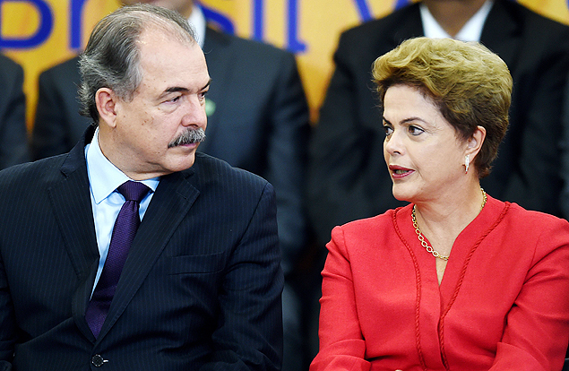 O ministro da Casa Civil, Aloizio Mercadante, que ir para a Educao, e a presidente Dilma Rousseff