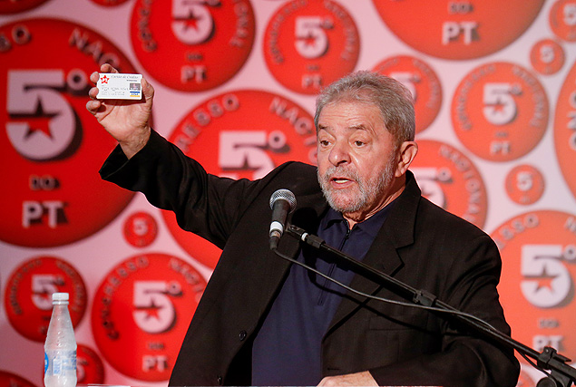 Ao lançar campanha de arrecadação do PT, Lula mostra um cartão de crédito do partido
