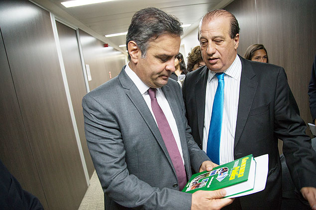 O senador Acio Neves (PSDB-MG), em encontro com o relator das contas do governo, o ministro do TCU Augusto Nardes