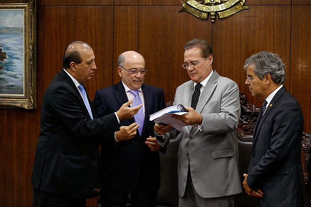 O ministro Augusto Nardes ( esq.) entrega seu relatrio ao presidente do Senado (de cinza)