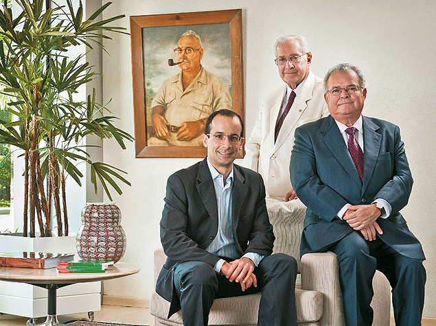 O fundador do grupo, Norberto Odebrecht, já falecido, entre o filho Emílio (à direita) e o neto Marcelo