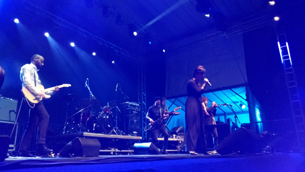 Mimicat, alter ego da cantora portuguesa Marisa Mena, animou as cerca de 200 pessoas que resistiram ao frio at a meia-noite para ver seu show no parque Ibirapuera.